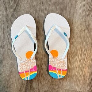 Roxy Kids White Flip Flops with Pink, Orange, Blue & Yellow Beach Print